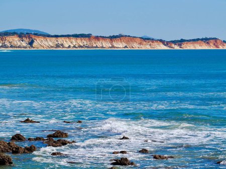 Foto de Romantic coast of Albufeira in Portugal with blue Atlantic ocean - Imagen libre de derechos