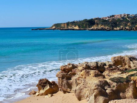 Téléchargez les photos : Romantic coast of Albufeira in Portugal with blue Atlantic ocean - en image libre de droit