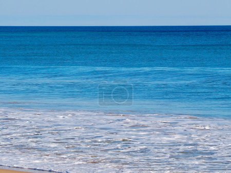 Téléchargez les photos : Deep blue ocean with waves in Albufeira - en image libre de droit