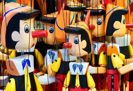 Foto de Muchos títeres de madera de Pinocho en un mercado - Imagen libre de derechos