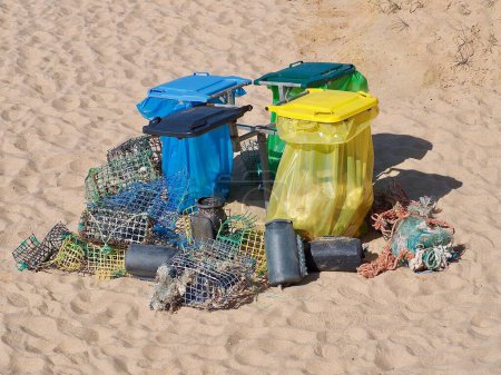 Foto de Separación de residuos en Portugal en una playa - Imagen libre de derechos