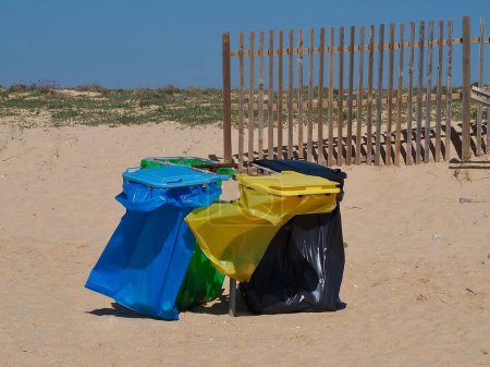 Téléchargez les photos : Séparation des déchets au Portugal sur une plage - en image libre de droit