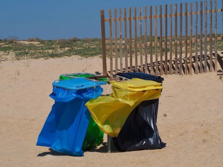 Téléchargez les photos : Séparation des déchets au Portugal sur une plage - en image libre de droit