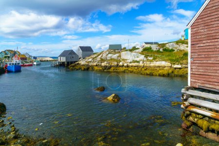 Téléchargez les photos : Le village de pêcheurs Peggys Cove sur fond de nature - en image libre de droit