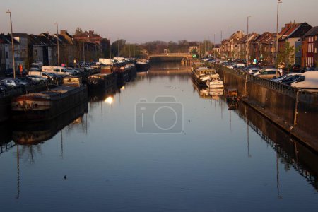 Téléchargez les photos : Belle ville amsterdam aux Pays-Bas et bateaux - en image libre de droit