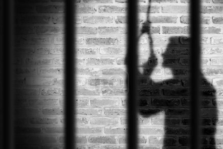 Foto de Sombra de hombre prisionero colgando suicidio dentro de la cárcel. luz y sombra - Imagen libre de derechos