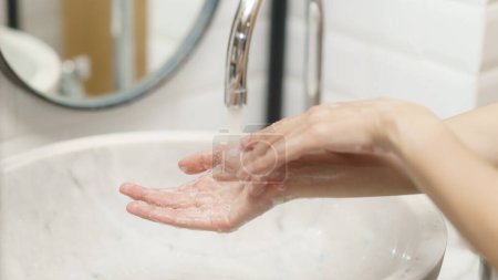 Téléchargez les photos : Femme se lave les mains, doigt de mise au point - en image libre de droit