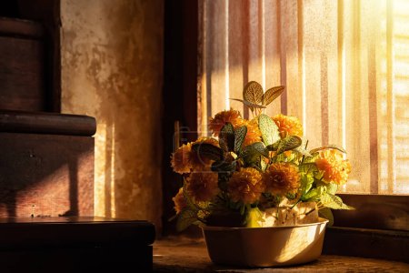 Téléchargez les photos : Fleurs en plastique dans de vieux pots obtenir la lumière du soleil du côté de la fenêtre - en image libre de droit