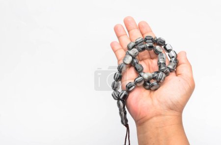 Foto de Persona sosteniendo rosario sobre fondo blanco - Imagen libre de derechos