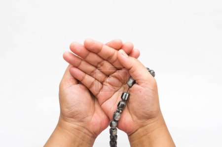 Foto de Persona sosteniendo rosario sobre fondo blanco - Imagen libre de derechos