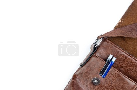 Foto de Bolso de arnés marrón aislado sobre fondo blanco - Imagen libre de derechos