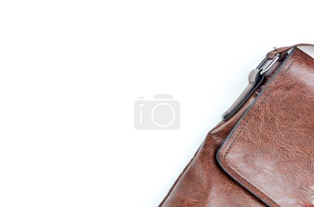 Téléchargez les photos : Sac à bandoulière brun isolé sur fond blanc - en image libre de droit