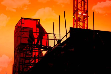 Téléchargez les photos : Travailleur de la construction travaillant sur un chantier, pour les équipes de construction à travailler dans l'industrie lourde, les concepts de terrain élevé et de sécurité. - en image libre de droit