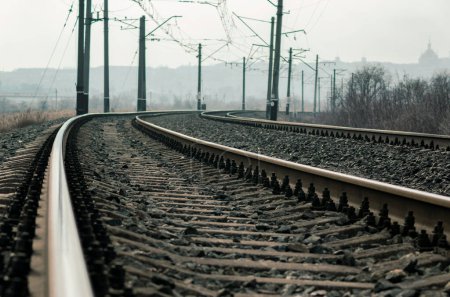 Téléchargez les photos : Old railroad rails and poles with wires - en image libre de droit