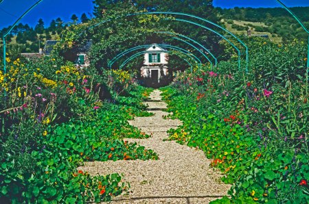 Téléchargez les photos : Ruelle centrale à La Maison, Jardin Claude Monet à Giverny - en image libre de droit
