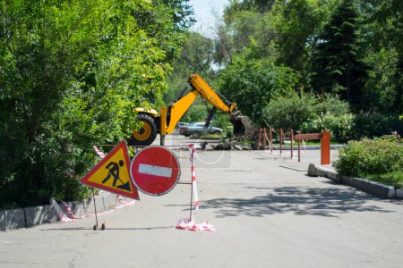 Téléchargez les photos : The passage forbidden road repair - en image libre de droit