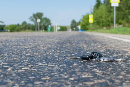 Foto de Lost a bunch of keys lying on the asphalt surface of the roadway - Imagen libre de derechos
