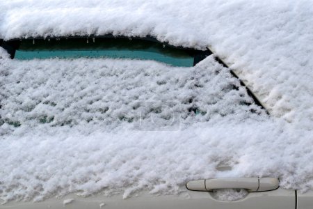 Foto de Primer plano de la parte cubierta de nieve del coche - Imagen libre de derechos
