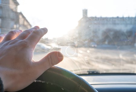 Téléchargez les photos : La main du conducteur couvre l'éblouissement du soleil - en image libre de droit