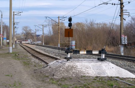 Téléchargez les photos : Impasse ferroviaire sur les voies ferrées au printemps par beau temps - en image libre de droit