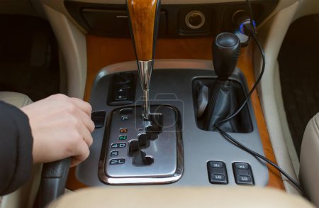 Téléchargez les photos : La main du conducteur de la voiture tenant le levier de frein - en image libre de droit