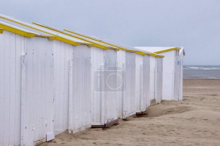 Téléchargez les photos : Cabanes sur la plage - en image libre de droit