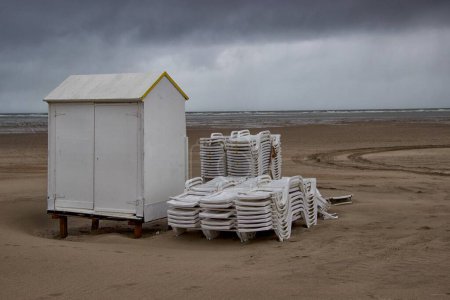 Téléchargez les photos : Cabanes sur la plage - en image libre de droit