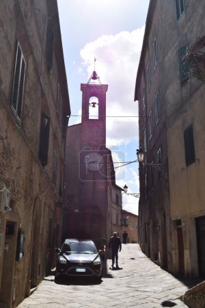 Foto de Chiusdino - El hermoso centro de la ciudad del casco antiguo de Chiusdino cerca de la Abadía de San Galgano - Toscana (Italia)
) - Imagen libre de derechos