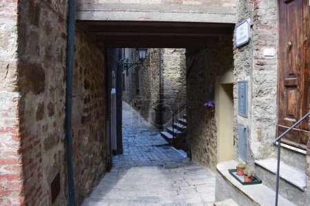 Téléchargez les photos : Chiusdino - Le beau centre-ville de la vieille ville de Chiusdino près de l'abbaye de San Galgano - Toscane (Italie) - en image libre de droit