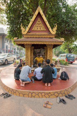 Téléchargez les photos : King Master Statue, Siem Reap, Cambodge - en image libre de droit