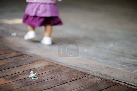Téléchargez les photos : Bébé fille perdu sa sucette - en image libre de droit
