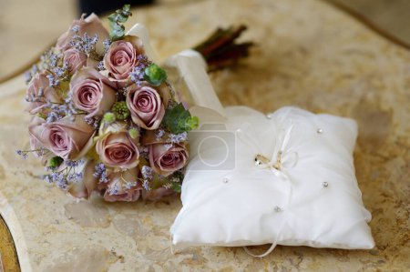Foto de Anillos de boda en una almohada - Imagen libre de derechos