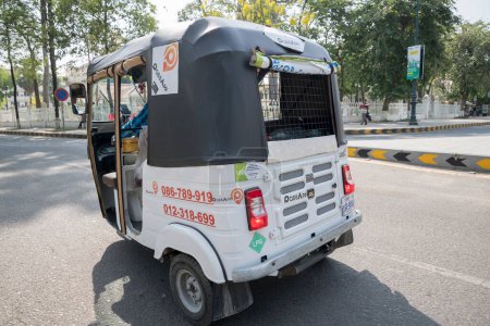 Téléchargez les photos : Rickshaw avec PassApp Service, Phnom Penh, Cambodge - en image libre de droit