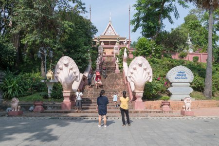 Téléchargez les photos : Les gens qui prennent les escaliers pour aller aux temples de Wat Phnom Histo - en image libre de droit