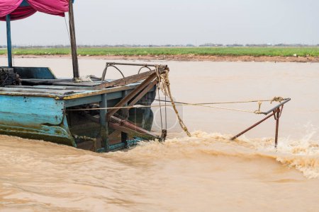 Téléchargez les photos : Arrière d'un bateau cambodgien - en image libre de droit