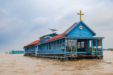 Téléchargez les photos : Chong Khnies (ou Khneas) Catholic Church, Tonle Sap, Cambodge - en image libre de droit