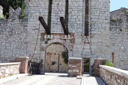 Téléchargez les photos : Ancienne forteresse médiévale de San Marino, au milieu d'une journée ensoleillée - en image libre de droit