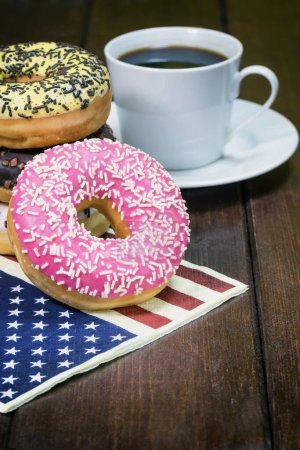Foto de "Donuts americanos en servilleta de bandera americana" - Imagen libre de derechos