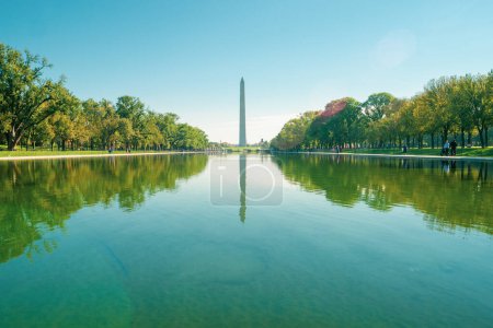 Téléchargez les photos : George Washington Monument à la fin et réfléchi - en image libre de droit