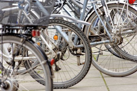 Téléchargez les photos : Brunswick, Basse-Saxe, Allemagne, 27 janvier 2018 : Vélos garés à un grand porte-vélos dans le centre-ville de Brunswick, éditorial - en image libre de droit