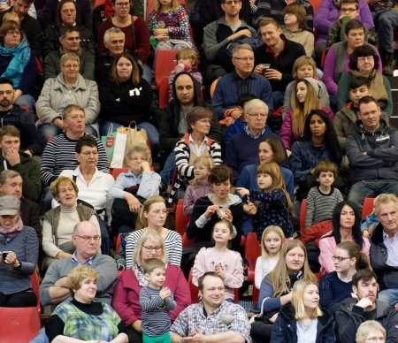 Téléchargez les photos : Berlin, Allemagne, 21 janvier 2018 : Audience dans une tribune lors d'un événement dans une salle - en image libre de droit