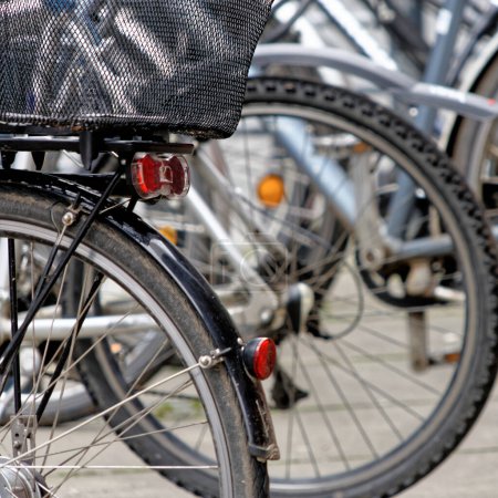Téléchargez les photos : Brunswick, Basse-Saxe, Allemagne, 27 janvier 2018 : Vélos garés sur un grand porte-vélos dans le centre-ville de Brunswick - en image libre de droit