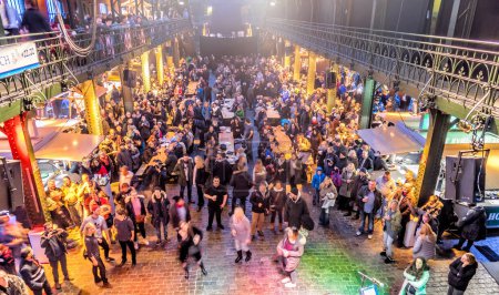 Foto de Hamburgo, Alemania, 10 de diciembre de 2017: Celebración y baile de personas - Imagen libre de derechos