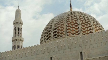 Téléchargez les photos : Mascate, Oman, 8 janvier 2014 : Dôme de la Grande Mosquée de Mascate - en image libre de droit