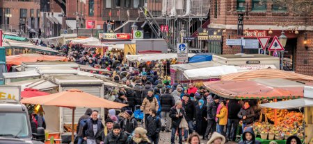 Téléchargez les photos : Braunschweig, Basse-Saxe, Allemagne, 7 décembre 2017 : foule au marché de Noël - en image libre de droit