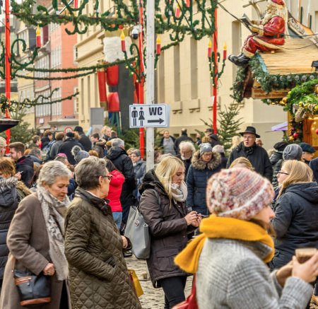 Foto de Braunschweig, Baja Sajonia, Alemania, 7 de diciembre de 2017: multitud en el mercado de Navidad - Imagen libre de derechos