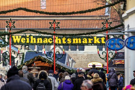 Téléchargez les photos : "Brunswick, Basse-Saxe, Allemagne, 7 décembre 2017 : Entrée de la foire de Noël " - en image libre de droit