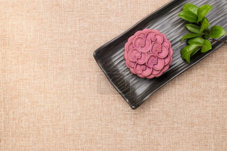 Téléchargez les photos : Purple japanese yam moon cake - en image libre de droit