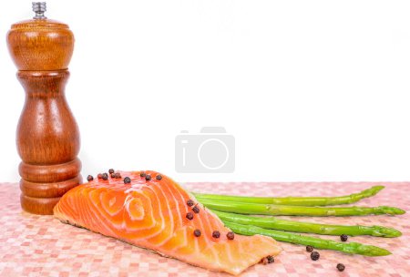 Téléchargez les photos : "Steak de saumon cru prêt pour la cuisson" - en image libre de droit