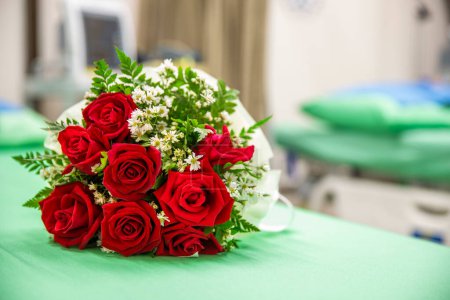 Téléchargez les photos : Un bouquet de roses sur un lit d'hôpital - en image libre de droit